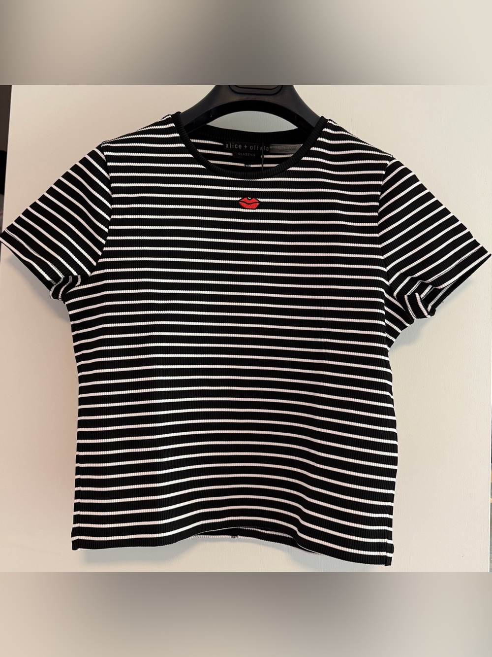 Alice and Olivia Classics striped ribbed crop tee with lip embellishment S NWT